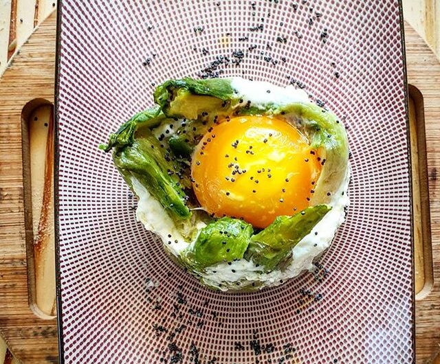 Tortino con cuore d'uovo e asparagi