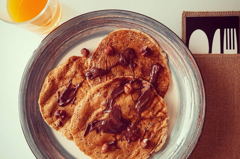 Pancakes alla banana con frullato di pera, zenzero, finocchio e carota